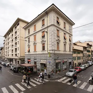 Masai - One Bedroom Flat 1st Floor By Train Station Apartamento